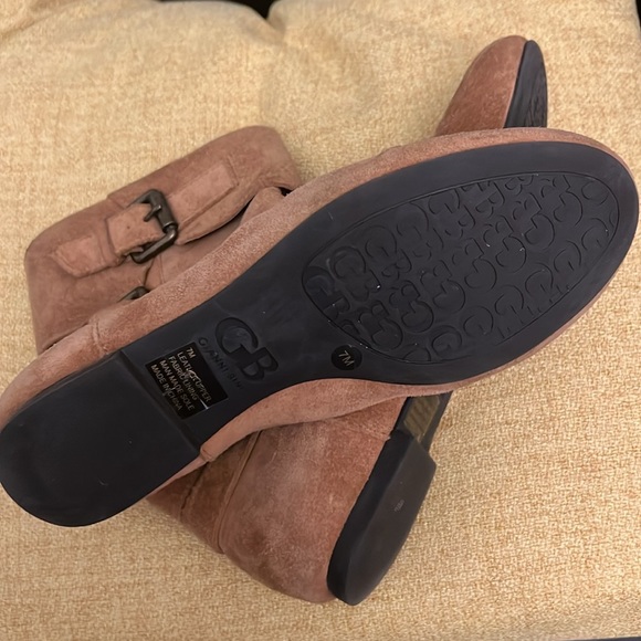 Cute suede ankle boots size 7M - Picture 3 of 10